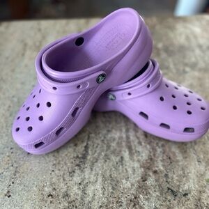 Women’s crocs coz Purple Clogs size 11 platform like new shoes slides
